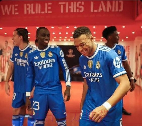 记者:皇马更衣室保持团结 屏蔽外界的噪音 记者:皇马更衣室保持团结 屏蔽外界的噪音